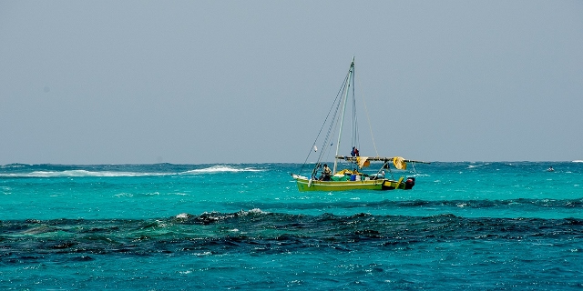 Belize_glovers_reef_boat_01-big (640x320)